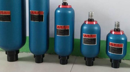 清理隔膜式蓄能器時需注意哪些事項？