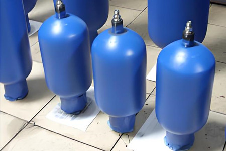 搜蓄能器出現油箱噴油的現象，如何解決？