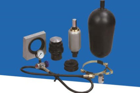 蓄能器出現油箱噴油的現象，如何解決？